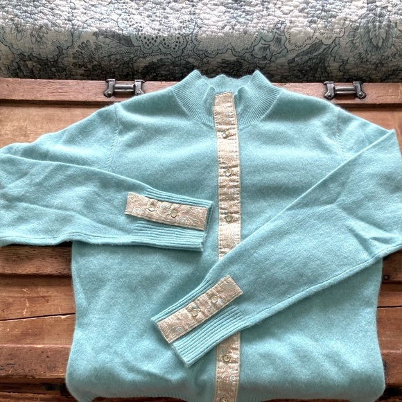 Cashmere cardigan with brocade sleeves - Picture 10 of 10